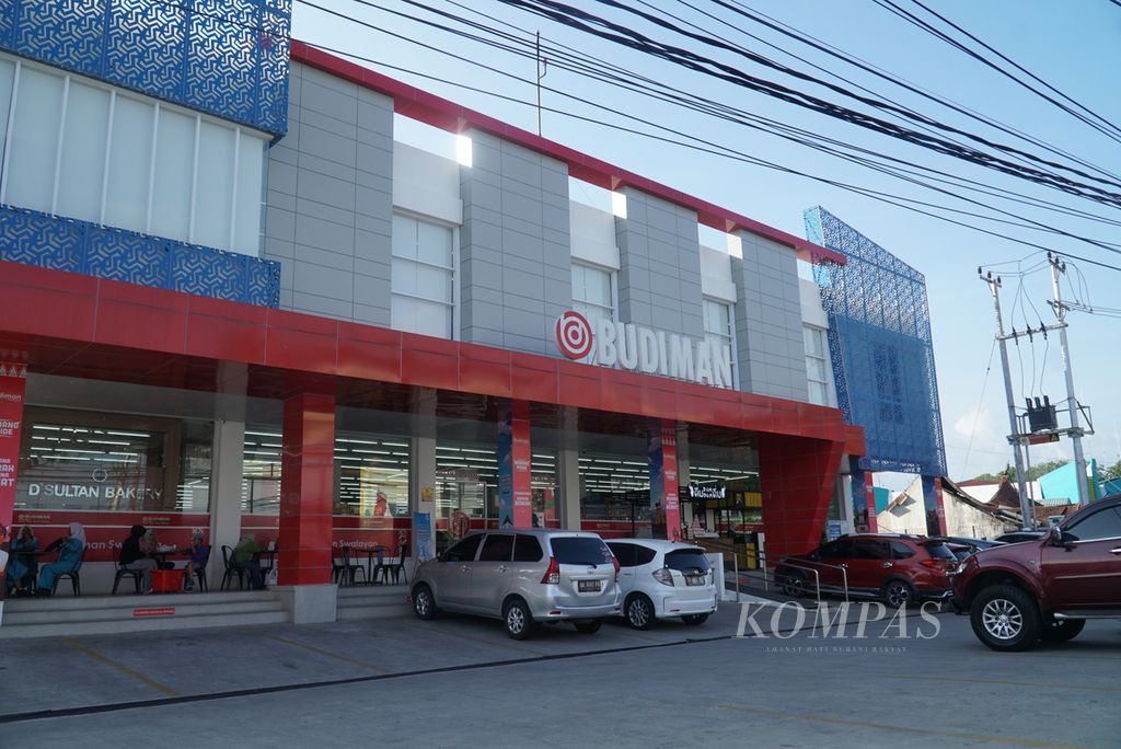 View in front of Budiman Swalayan branch of Ulak Karang, Padang City, West Sumatra (West Sumatra), Thursday (16/3/2023). Budiman is one of the modern retailers owned by local entrepreneurs which has grown rapidly in recent years.