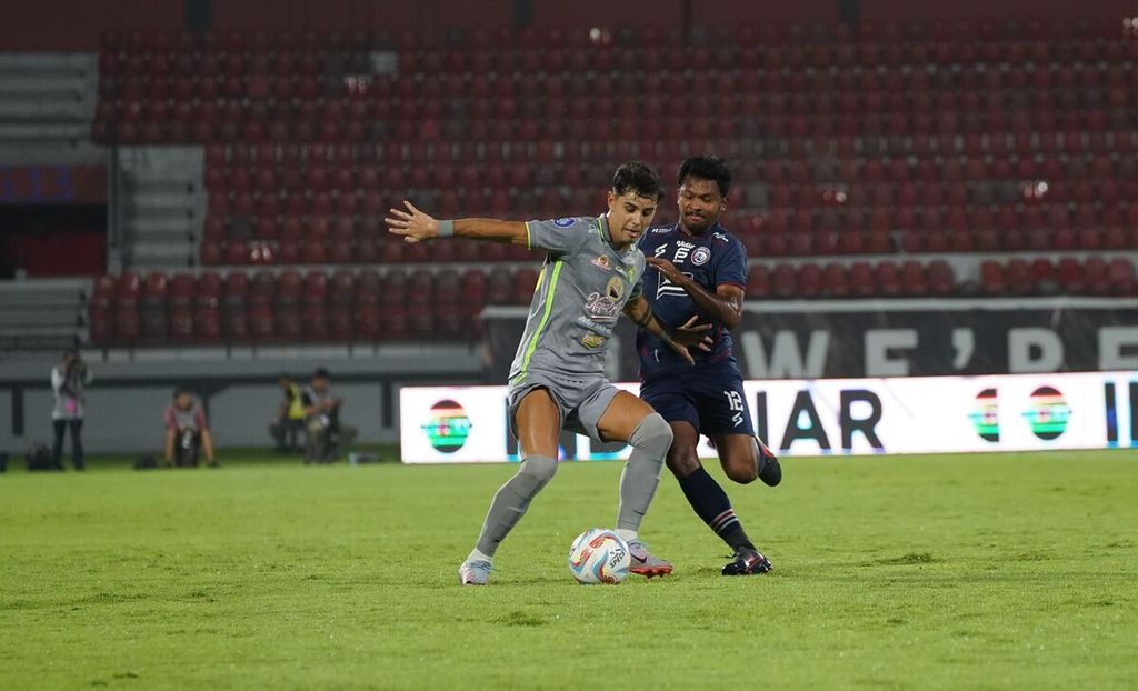 Arema FC takluk dari Persebaya Surabaya dengan skor akhir 1-0 untuk kemenangan Persebaya Surabaya dalam laga lanjutan BRI Liga 1 2023/2024 di Stadion Kapten I Wayan Dipta, Gianyar, Rabu (27/3/2024) malam. 