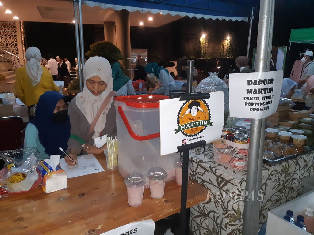 Pedagang menjual makanan berlabel Dapoer Mak'tun di sela-sela Silah Ukhuwah Fair di Rumah Al-Quran Aqsyanna, Tangerang Selatan, Banten, Jumat (15/4/2022).