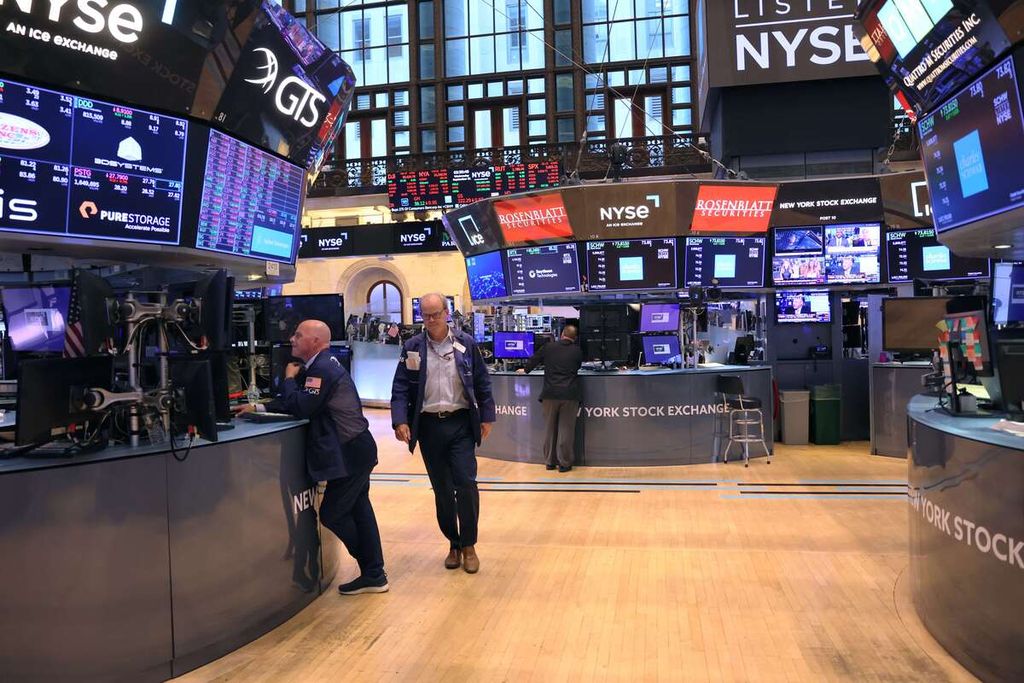 Para trader bekerja di lantai Bursa Efek New York di New York City, AS, Rabu (21/9/2022).