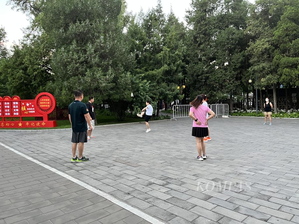 Kota Beijing, China, memiliki sedikitnya 15 taman kota di mana warga bisa melakukan beragam aktivitas bersama. Seperti terlihat di Taman Ritan, Selasa (16/8/2022).