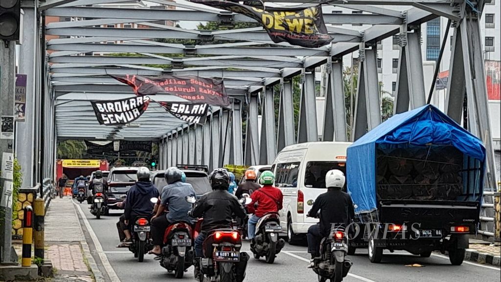 Sejumlah spanduk dengan isi bernada tuntutan usut sampai tuntas Tragedi Kanjuruhan masih terpampang di badan Jembatan Soekarno-Hatta di Kota Malang, Jawa Timur, sebagaimana diabadikan pada Kamis (22/12/2022). 