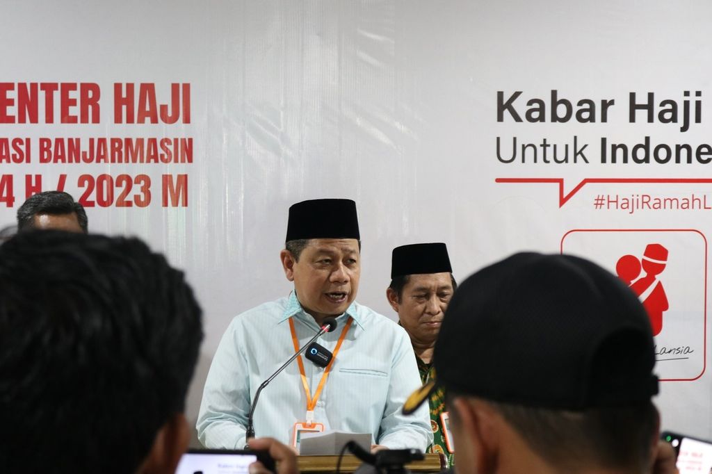 Kepala Kantor Wilayah Kementerian Agama Provinsi Kalimantan Selatan Muhammad Tambrin (tengah) di Asrama Haji Embarkasi Banjarmasin di Banjarbaru, Minggu (28/5/2023).