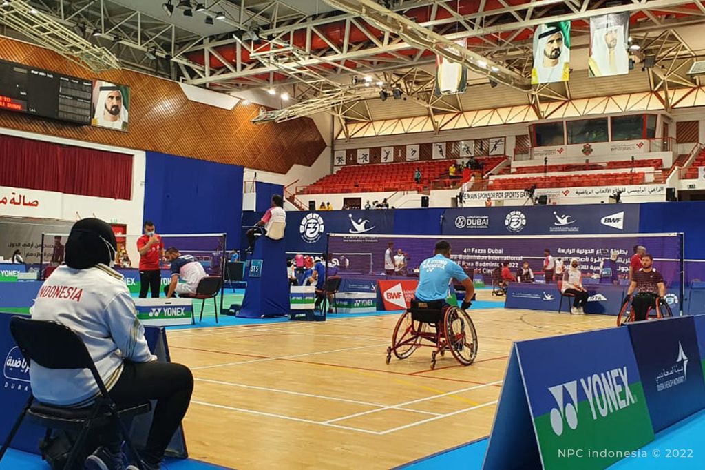 Suasana salah satu pertandingan bulu tangkis paralimpiade pada turnamen Fazza Dubai Para Badminton Internasional ke-4 2022, Minggu (29/5/2022). Indonesia menjadi juara umum turnamen itu setelah menjuarai enam nomor.