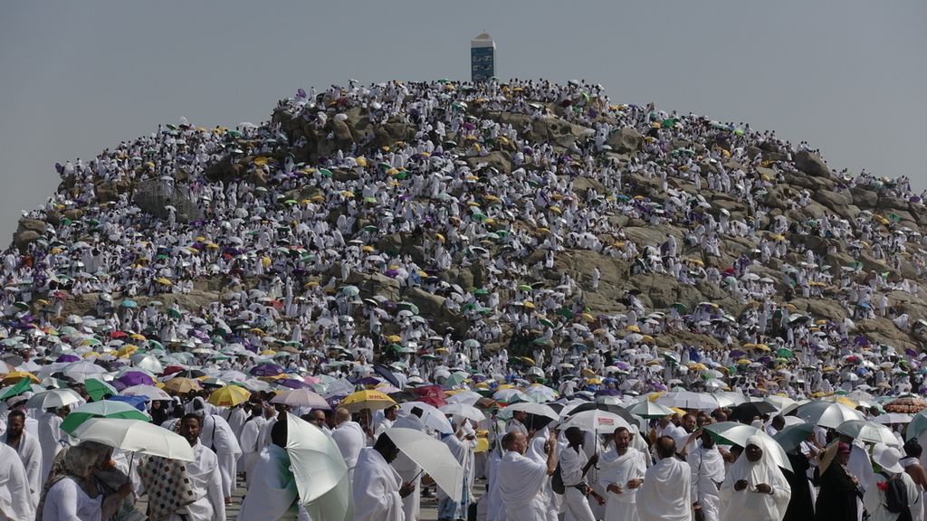 Jemaah haji berdoa saat menunaikan ibadah wukuf di Jabal Rahmah atau Padang Arafah, tenggara kota suci Mekkah, Arab Saudi, Selasa (27/6/2023).