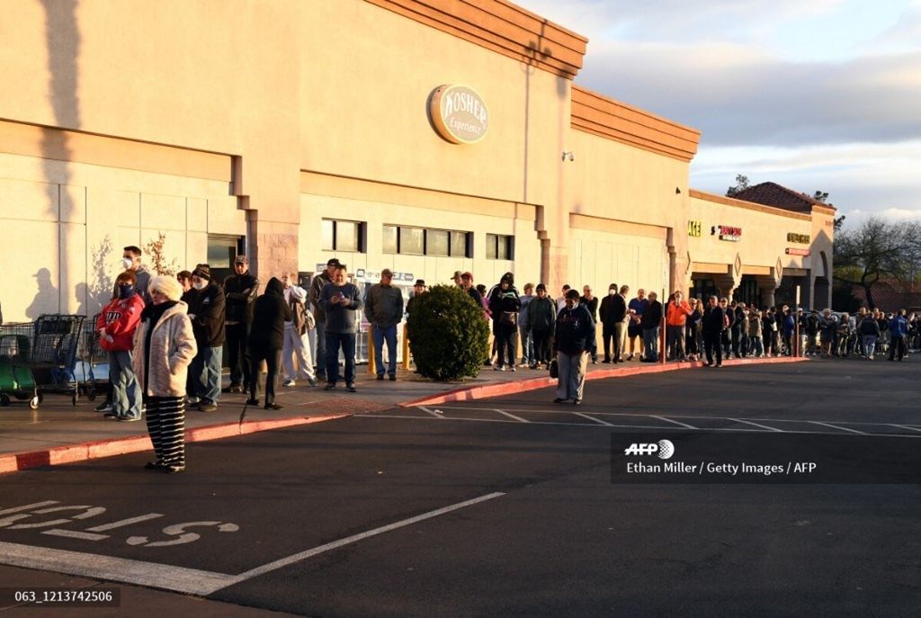 Warga mengantre di depan Supermarket Smith’s Food & Drug, di Las Vegas, Nevada, Amerika Serikat, 20 Maret 2020. Manajemen supermarket ini memberikan waktu khusus kepada warga senior atau kelompok lansia untuk berbelanja terlebih dulu sebelum warga lainnya bisa memasuki toko selama masa pandemi Covid-19.