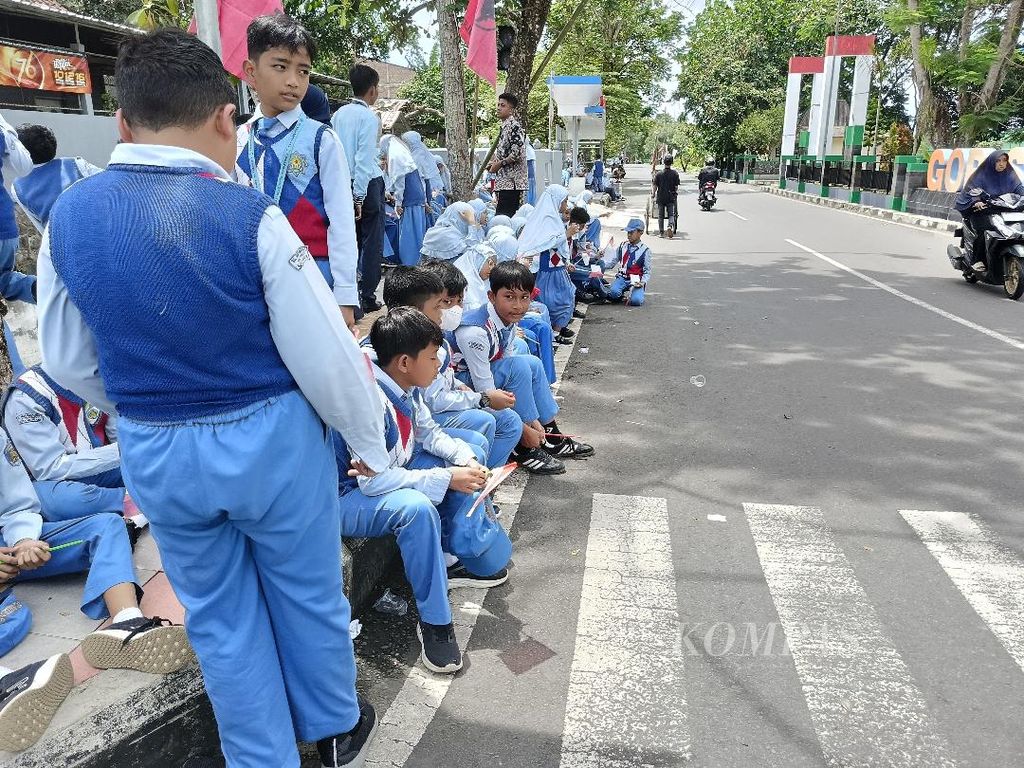 Sejak pagi, puluhan siswa dari salah satu SD di Kota Magelang bersiap menyambut kedatangan Presiden Joko Widodo di GOR Samapta, Senin (22/1/2024). Presiden Jokowi baru tiba di GOR pukul 12.37.