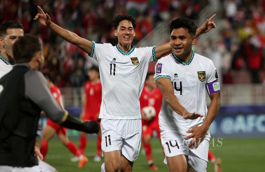 Members of the Indonesian national team celebrated Asnawi Mangkualam's penalty goal against Vietnam in the Group D qualifier match of the 2023 Asian Cup at Abdullah bin Khalifa Stadium in Doha on Friday (19/1/2024). The Indonesian national team will travel to Vietnam's home ground for the 2026 World Cup qualifying match at My Dinh Stadium in Hanoi, Vietnam, on Tuesday (26/3/2024).