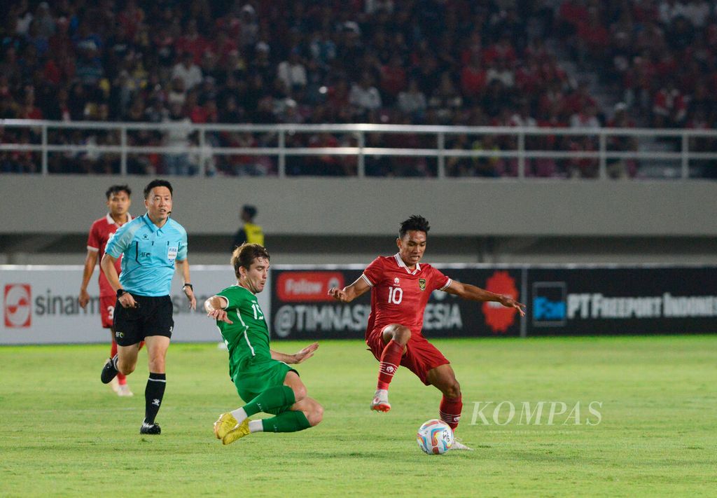 Pemain Indonesia U-23 Arkhan Fikri saat berusaha mempertahankan bola dari pemain Turkmenistan Umarov Salim pada babak Kualifikasi Piala Asia U-23 2024 di Stadion Manahan, Kota Surakarta, Selasa (12/9/2023). 