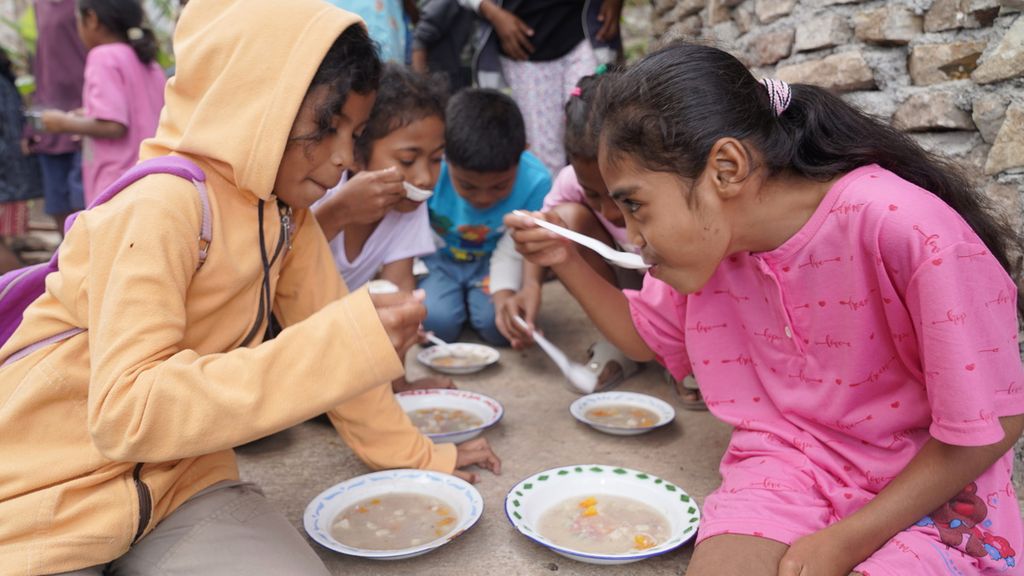 Anak-anak makan bubur sorgum campur jagung bose, labu pempung, ubi jalar, dan ayam kampung di Desa Taifob, Kecamatan Mollo Utara, Kabupaten Timor Tengah Selatan, NTT, Senin (7/8/2023). 
