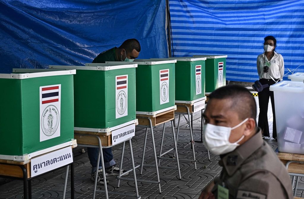 Seorang pemilih memberikan suaranya di tempat pemungutan suara saat pemilu Thailand di Bangkok, 14 Mei 2023. 