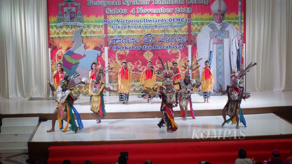 Dance performance was presented in the celebration of the ordination of Monsignor Victorius Dwiardy OFMCap as Bishop of Banjarmasin Diocese, held at Grand Palace Ballroom in Banjarmasin, South Kalimantan, on Saturday (4/11/2023).