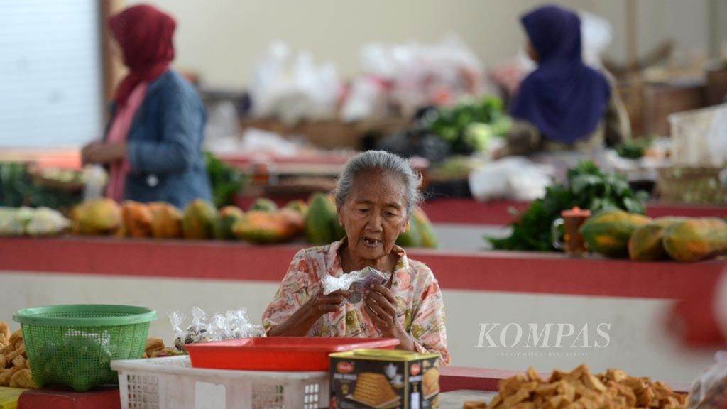 Warga lansia berbelanja di Pasar Ngancar, Kecamatan Banyudono, Boyolali, Jawa Tengah, Minggu (18/8/2019).