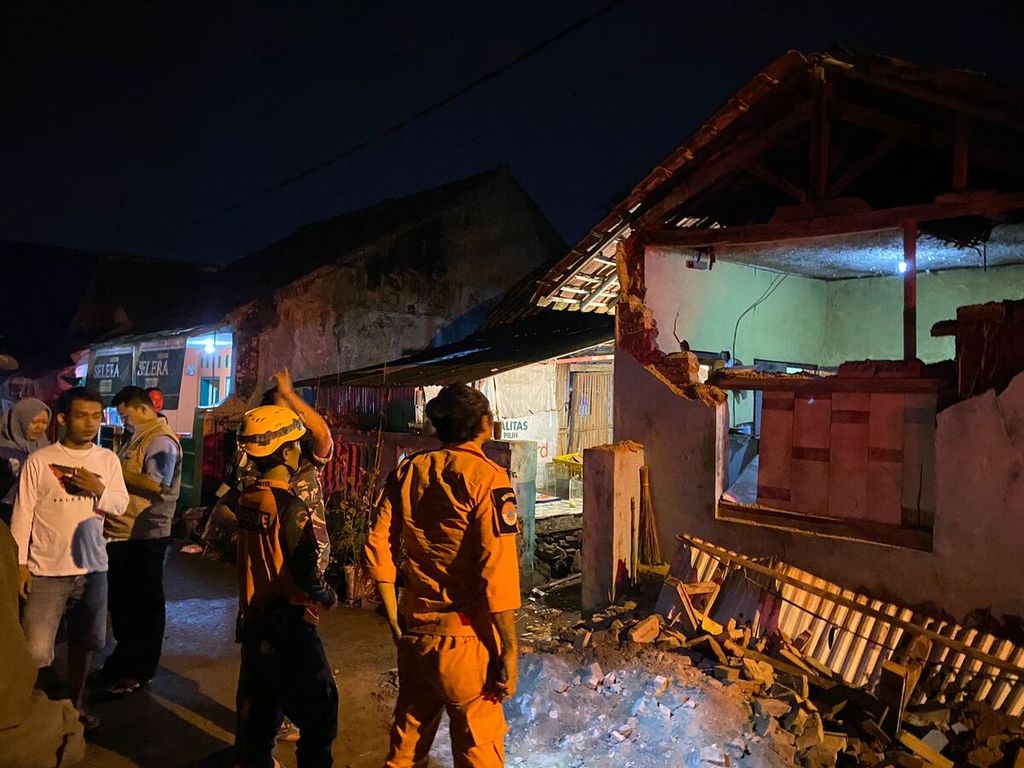Kerusakan bangunan akibat gempa bumi M 6,2 di selatan Jawa Barat. Laporan BNPB terbaru pada Minggu (28/4/2024), total rumah yang rusak akibat gempa ini berjumlah 29 unit. 