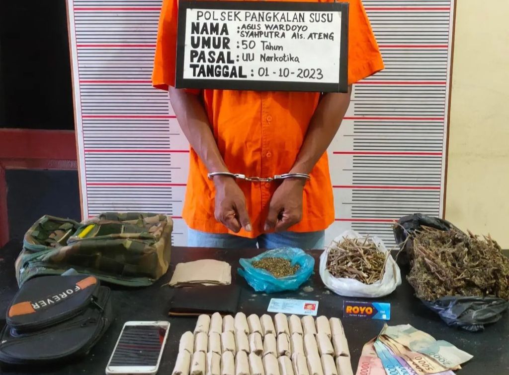 Pengedar narkoba ditangkap oleh Kepolisian Sektor Pangkalan Susu di Kabupaten Langkat, Sumatera Utara, Minggu (1/10/2023). 