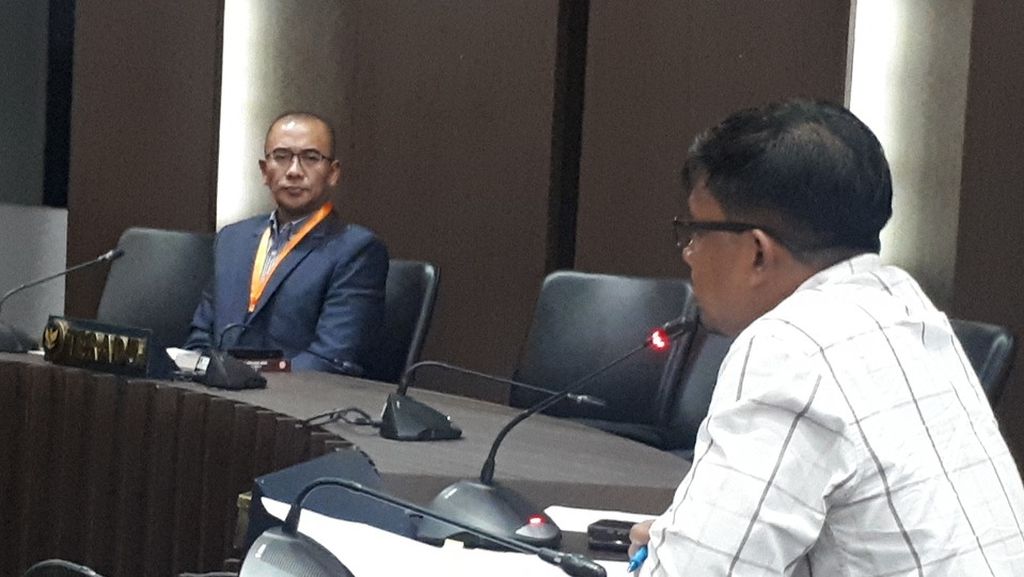 Ketua KPU Hasyim Asy’ari (kiri) dan Idham Kholid (kanan) saat menjalani sidang pemeriksaan dugaan pelanggaran Kode Etik Penyelenggaraan Pemilu (KEPP) di kantor DKPP, Menteng, Jakarta Pusat, Senin (27/2/2023).