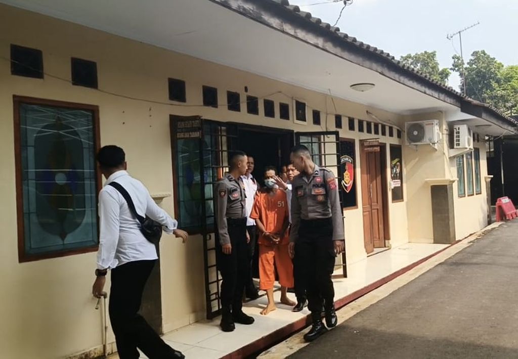 The perpetrator of the murder and mutilation of his wife with the initials Y was seen at the Ciamis Police Headquarters on Monday (6/5/2024). The perpetrator with the initials TBD killed and mutilated his wife's body in Sindangjaya Hamlet, Cisontrol Village, Rancah District, Ciamis Regency, West Java, Friday (3/5/2024).