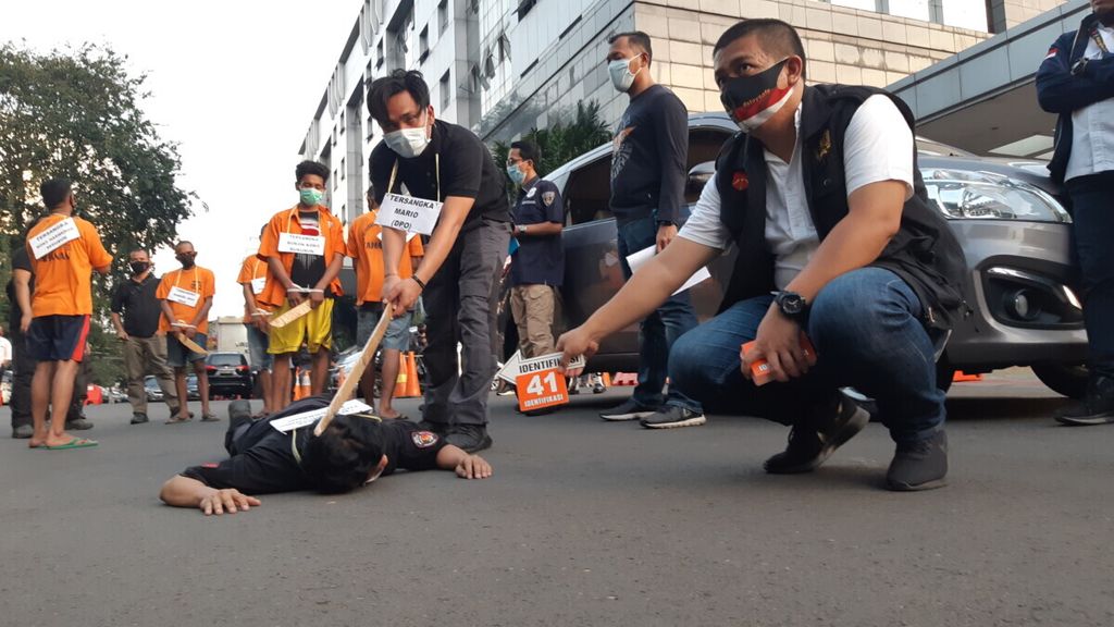 Kepolisian Daerah Metro Jaya, Senin (6/7/2020), melakukan rekonstruksi kasus penyerangan berdarah yang diduga dipimpin John Kei. Aksi brutal itu mengakibatkan satu orang tewas.
