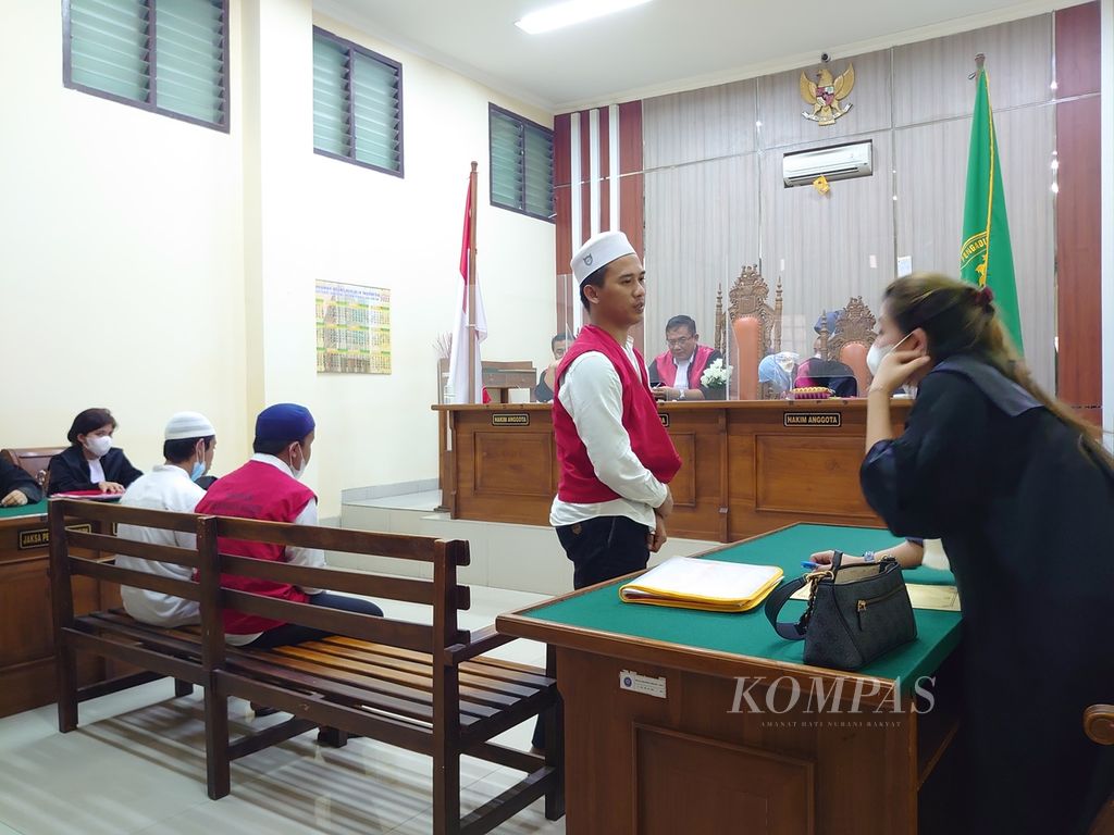 Terdakwa kasus peredaran narkoba Iwan Kurniawan (27) sedang berkonsultasi dengan kuasa hukumnya saat sidang berlangsung pada Senin (17/10/2022) di Pengadilan Negeri Tanjung Karang, Bandar Lampung.