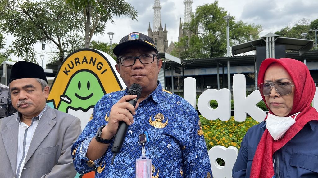 Kepala Dinas Lingkungan Hidup DKI Jakarta Asep Kuswanto dalam kegiatan susur Sungai Ciliwung, Jakarta, pada Kamis (10/11/2022).