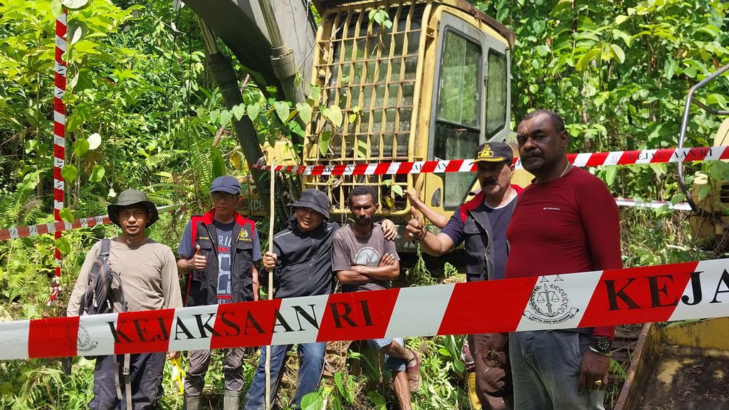 Tim penyidik Kejari Jayapura menemukan lokasi proyek fiktif pembangunan ruas Jalan Trimuris-Kasonaweja di Kabupaten Mamberamo Raya, Papua, pada pertengahan tahun 2022. Total kerugian negara dalam kasus ini mencapai Rp 3,8 miliar.