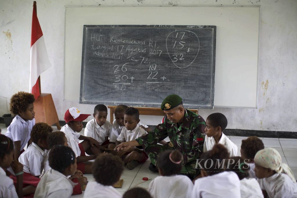 Praka Sarifuddin, Satgas Pamtas RI-PNG dari Yonif Para Raider 432/Kostrad memberi pelajaran keterampilan di SDN Mosso, Distrik Muara Tami, Jayapura, Papua, Senin (17/7/2017).