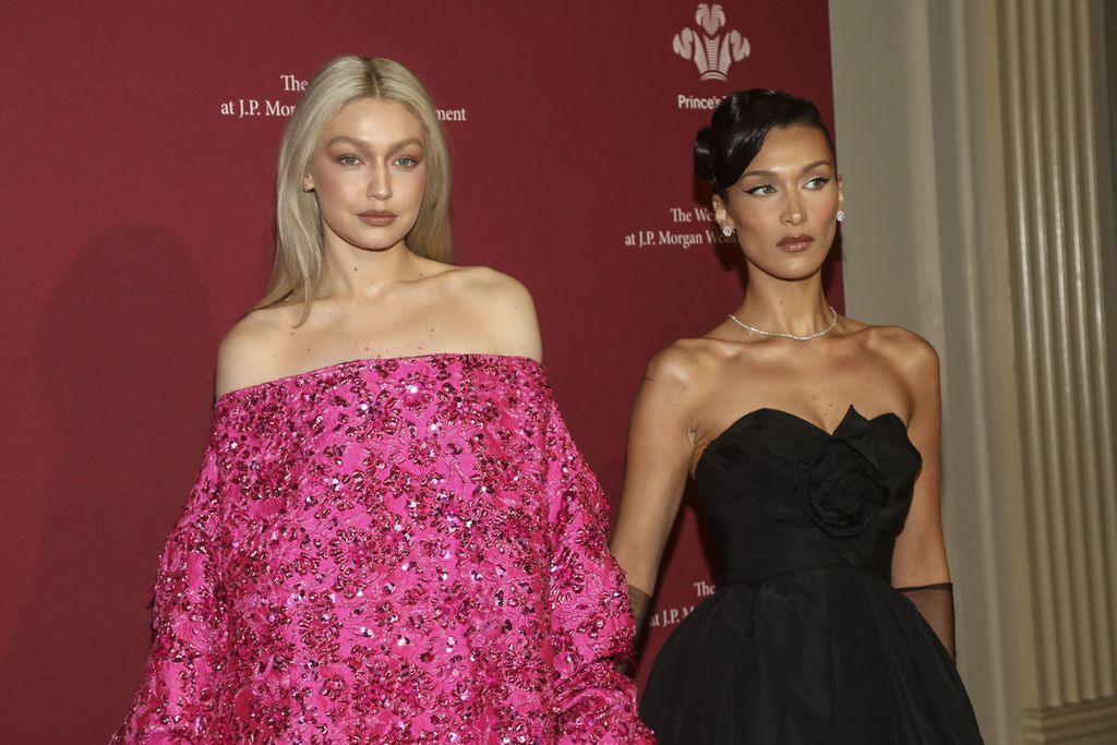 Model Amerika Serikat keturunan Palestina, Bella Hadid dan Gigi Hadid (kiri), dalam acara di New York, AS, pada April 2022.