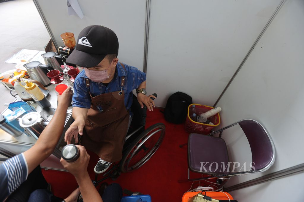Barista difabel Irvan (24) membuat minuman kopi untuk peserta acara peringatan Hari Disabilitas Internasional di Universitas Muhammadiyah Yogyakarta, Bantul, Daerah Istimewa Yogyakarta, Senin (5/12/2022). 