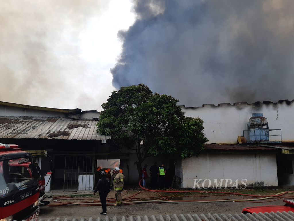 Kebakaran melanda areal pabrik pemintalan kapas milik PT Mandiri Sejahtera Indonesia di Kecamatan Panyileukan, Kota Bandung, Jawa Barat, Rabu (15/11/2023). Tak ada korban dalam peristiwa ini.