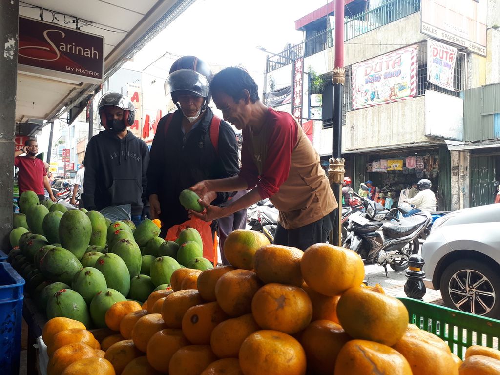 Pedagang buah di depan salah satu ruko di Jalan Suryakencana, Kota Bogor, Jawa Barat, Kamis (10/11/2022).