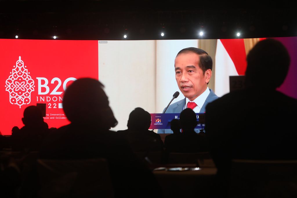 Presiden Joko Widodo menyampaikan sambutan sekaligus membuka pertemuan perdana atau <i>inception meeting</i> B-20 secara daring di Jakarta, Kamis (27/1/2022). 