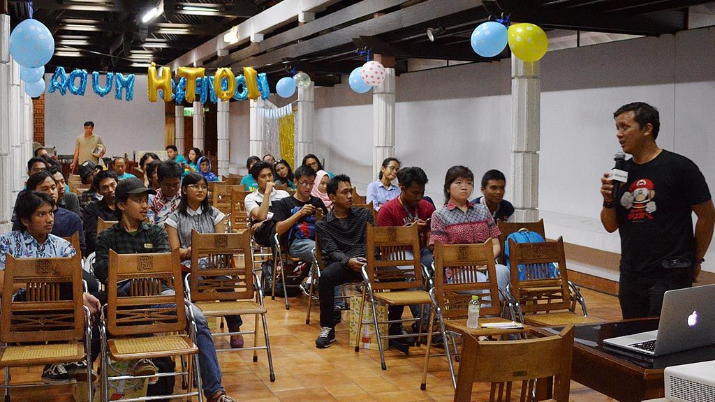 Sekitar 100  magangers dan volunter Kompas Muda hadir memeriahkan Hari Ulang Tahun Ke-10 Kompas Muda di Bentara Budaya Jakarta, Selasa (7/2).