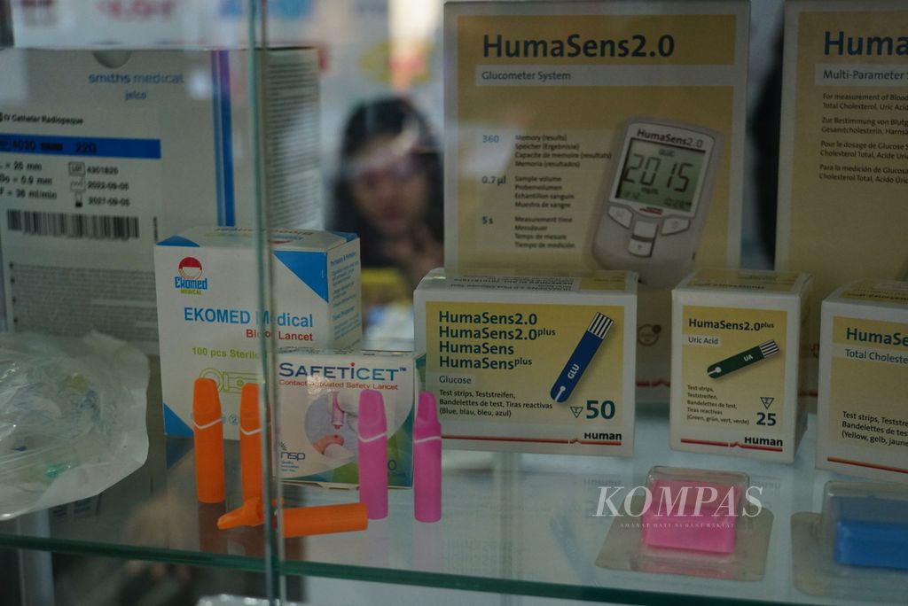 Beragam alat kesehatan dipajang di salah satu gerai dalam acara Pameran Medis dan Pariwisata Kesehatan Indonesia 2023, Jumat (4/8/2023), di Manado, Sulawesi Utara.