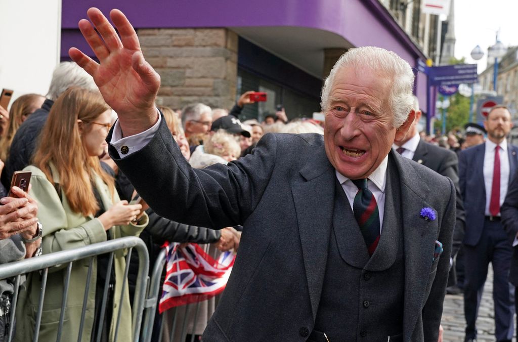 Raja Charles III menyapa warga di Dunfermline, Skotlandia, Oktober 2022. Pada 6 Mei 2023, ia akan resmi dinobatkan sebagai raja Inggris Raya.