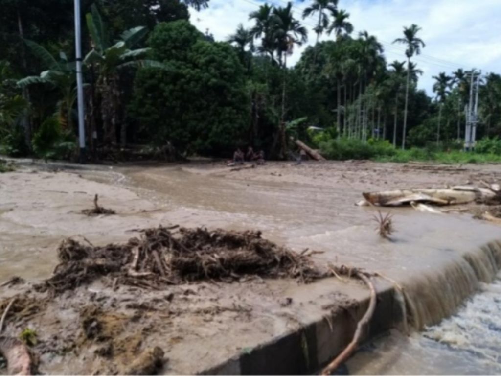 Sekitar 200 warga terdampak banjir bandang yang melanda empat kampung di Kabupaten Teluk Wondama, Papua Barat (30/5/2022).