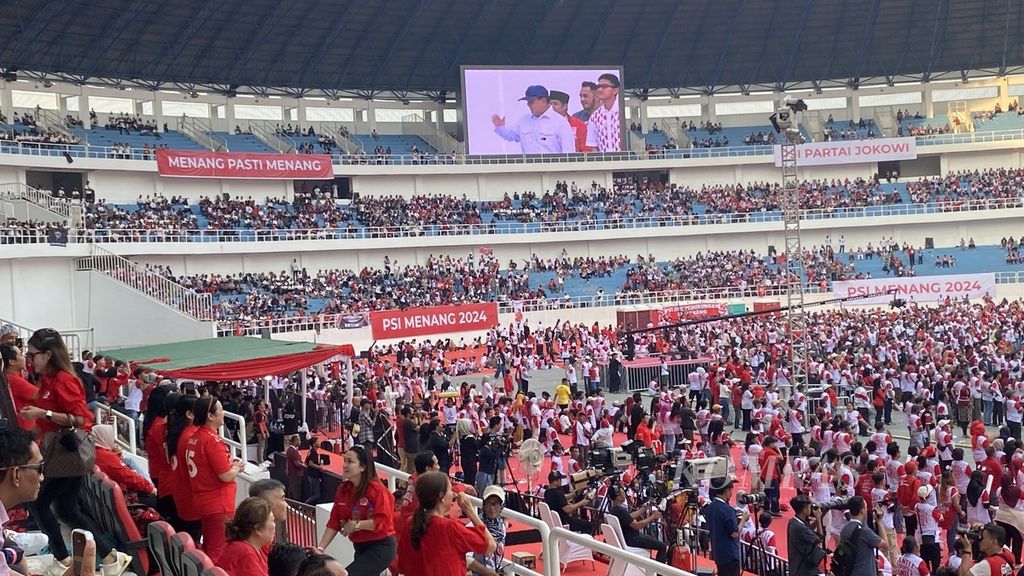 Calon presiden dari Koalisi Indonesia Maju, Prabowo Subianto, tersorot kamera saat hadir dalam perayaan ulang tahun Partai Solidaritas Indonesia di Stadion Jatidiri Semarang, Jawa Tengah, Sabtu (9/12/2023).