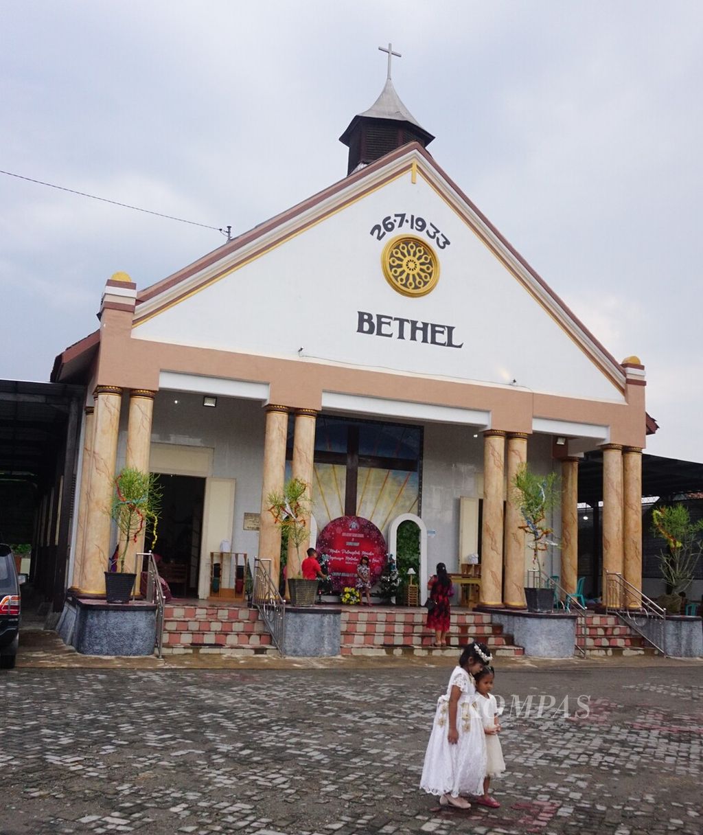 Suasana Gereja Kristen Jawi Wetan Jemaat Sidorejo, Kecamatan Pare, Kabupaten Kediri, Jawa Timur, Minggu (11/12/2022). Gereja tersebut didirikan pada tahun 1933.