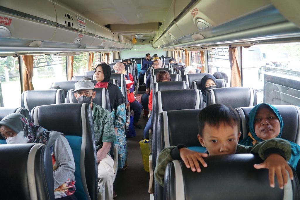 Peserta mudik gratis Pemerintah Provinsi Jawa Tengah (Jateng) dan Bank Jateng menunggu waktu keberangkatan di areal Museum Purna Bhakti Pertiwi, Taman Mini Indonesia Indah, Jakarta Timur, Kamis (28/4/2022). Ada 126 bus dan 4 gerbong kereta api untuk sekitar 6.000 yang disediakan bagi perantau Jateng di Jakarta, Medan, dan Lampung, pada program mudik gratis tahun ini.