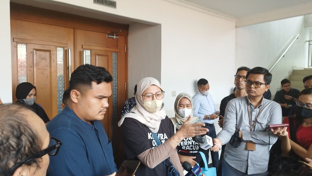 Safitri (42), orangtua korban gangguan ginjal akut progresif atipikal, memberikan keterangan kepada wartawan seusai sidang lanjutan di Pengadilan Negeri Jakarta Pusat, Selasa (7/2/2023).