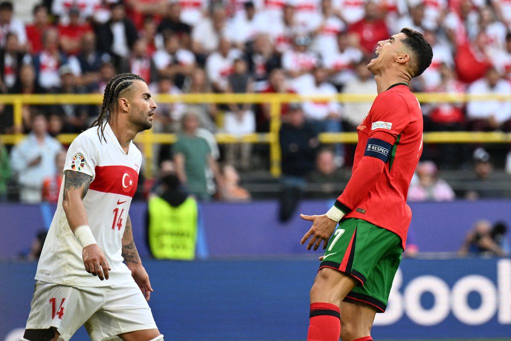 Penyerang Portugal, Cristiano Ronaldo, menunjukkan reaksi kekecewaan ketika gagal memanfaatkan peluang pada laga Grup F Piala Eropa 2024 melawan Turki, Sabtu (22/6/2024), di Stadion Signal Iduna Park, Dortmund. Meski tak mencetak gol, Ronaldo mencatat satu asis.