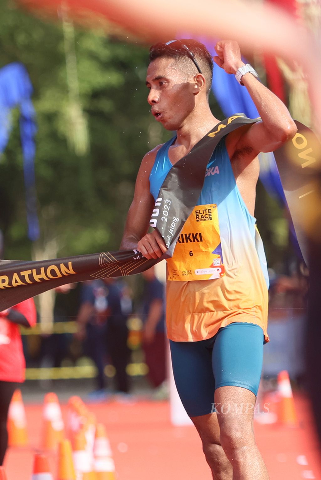 Aksi selebrasi pelari nasional putra, Rikki Marthin L Simbolon, saat finis dalam Borobudur Marathon 2023 Powered By Bank Jateng di Taman Lumbini, Borobudur, Jawa Tengah, Minggu (19/11/2023). Rikki finis pertama di nomor maraton kelas nasional putra. 