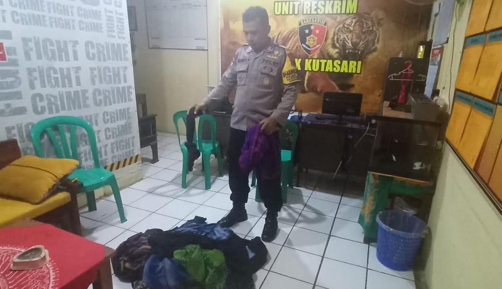 Jajaran Kepolisian Sektor Kutasari Polres Purbalingga mengamankan 21 remaja yang hendak perang sarung di Purbalingga, Jawa Tengah, Rabu (13/3/2024) dini hari. Barang bukti sejumlah sarung disita. 