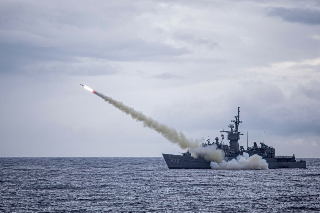 Salah satu kapal perang Taiwan meluncurkan rudal <i>harpoon </i>dalam latihan pada Juli 2020.  Dalam pengumuman pada 11 Januari 2023, Kementerian Pertahanan Taiwan mengungkap belanja 1,4 miliar dollar AS. Dana itu, antara lain, dipakai untuk membeli 60 rudal antikapal <i>harpoon </i>dari Amerika Serikat.