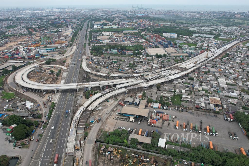 Progres pembangunan jalan layang penghubung ruas Tol Cibitung-Cilincing dengan ruas Tol Cakung-Cilincing di Cilincing, Jakarta Utara, Selasa (31/1/2023). 
