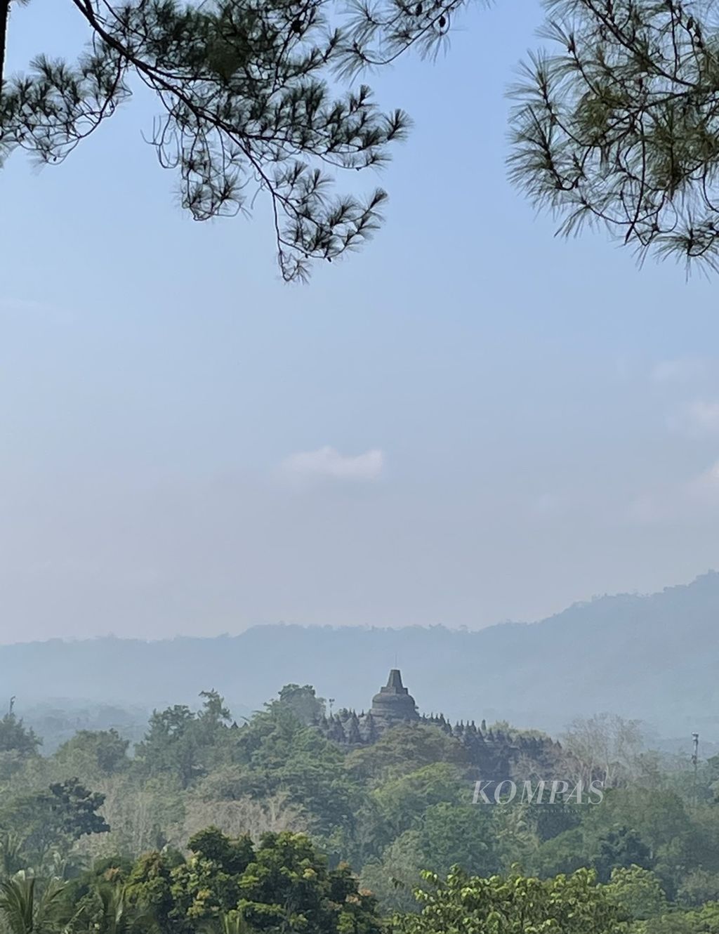 Candi Borobudur dari Bukit Dagi, kompleks Taman Wisata Candi Borobudur, Magelang, Jawa Tengah, Sabtu (14/9/2022)