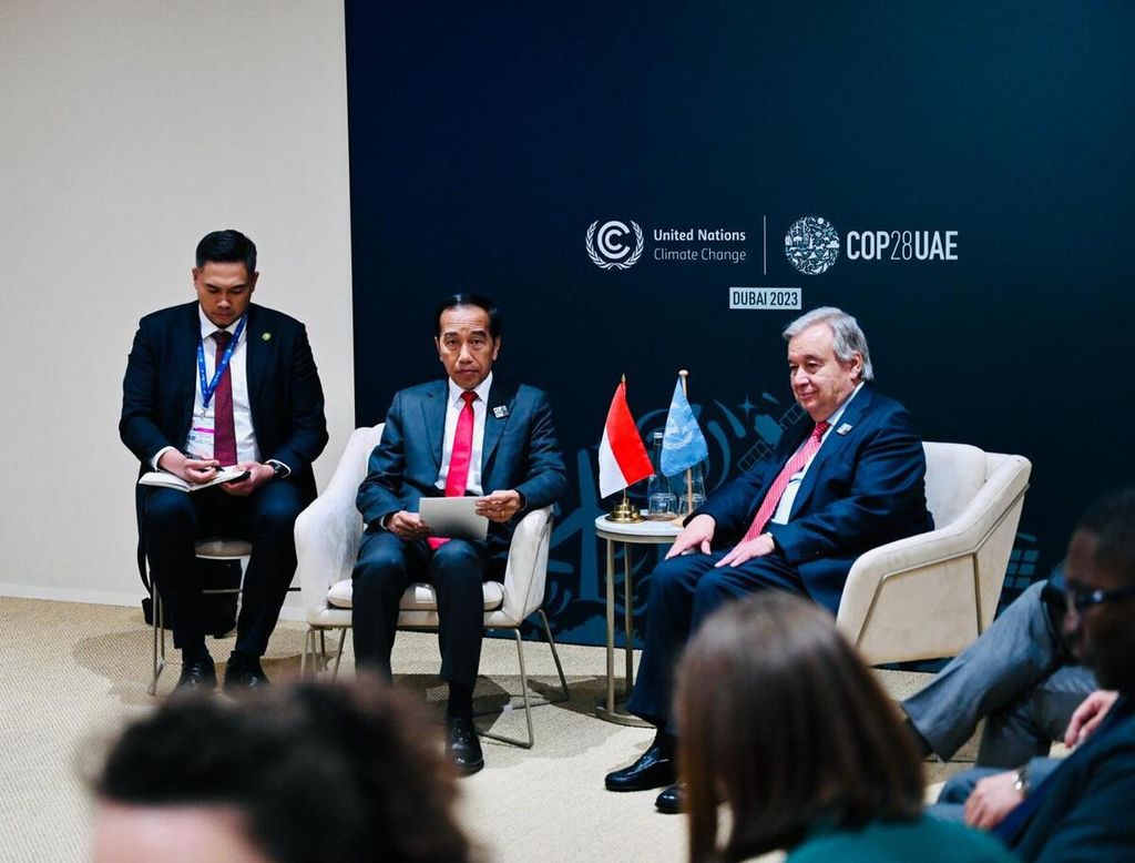 Presiden Joko Widodo melakukan pertemuan bilateral dengan Sekretaris Jenderal PBB Antonio Guterres di sela World Climate Action Summit di Dubai, Sabtu (2/12/2023). 