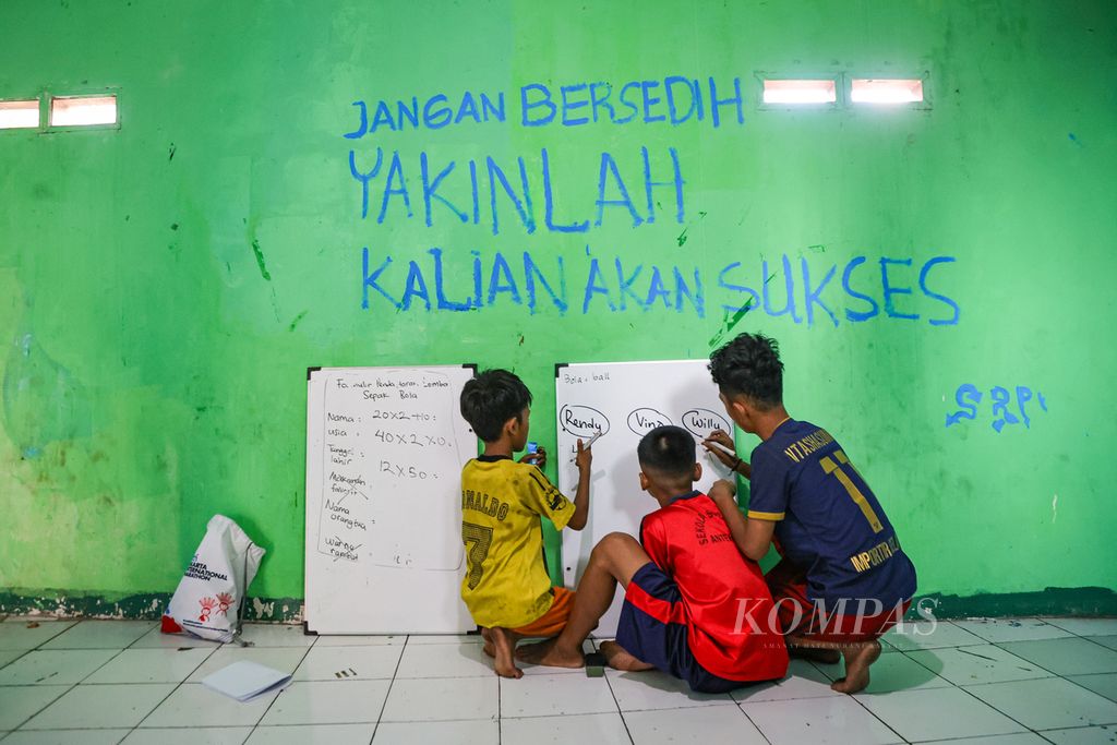 Anak-anak mengerjakan soal saat mengikuti bimbingan belajar gratis di Kampung Pemulung Pancoran, Jakarta Selatan, Minggu (14/7/2024). 