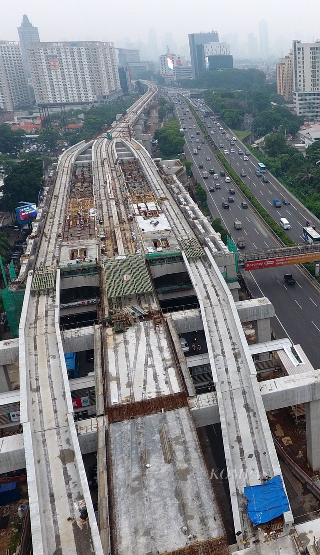 Progres pembangunan Stasiun LRT Cawang, Jakarta Timur, Rabu (8/1/2020). Stasiun Cawang bakal menjadi titik pertemuan LRT dari Bekasi Timur, Cibubur, dan Dukuh Atas. Stasiun ini nantinya juga akan terintegrasi dengan moda KRL dan bus Transjakarta. 