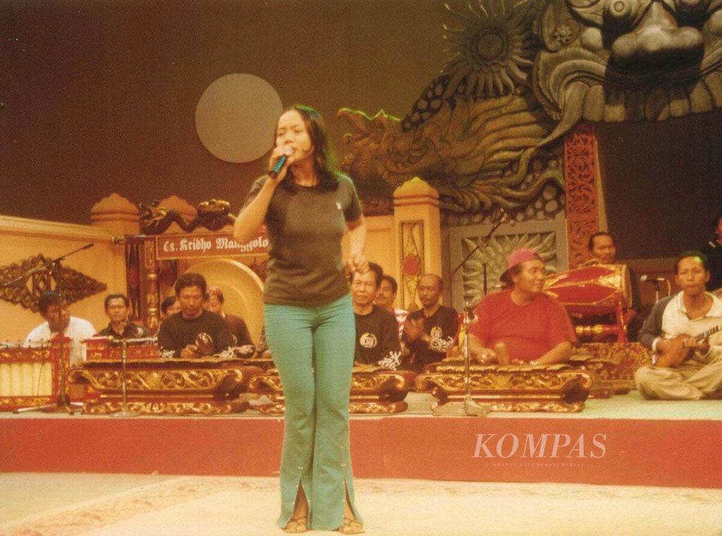 Grup Campursari Kridho Manggolo asal Ponorogo, Jawa Timur, saat tampil di TVRI Surabaya, Rabu (15/5/2002), dengan bintang tamu Hartini dari Ngawi.