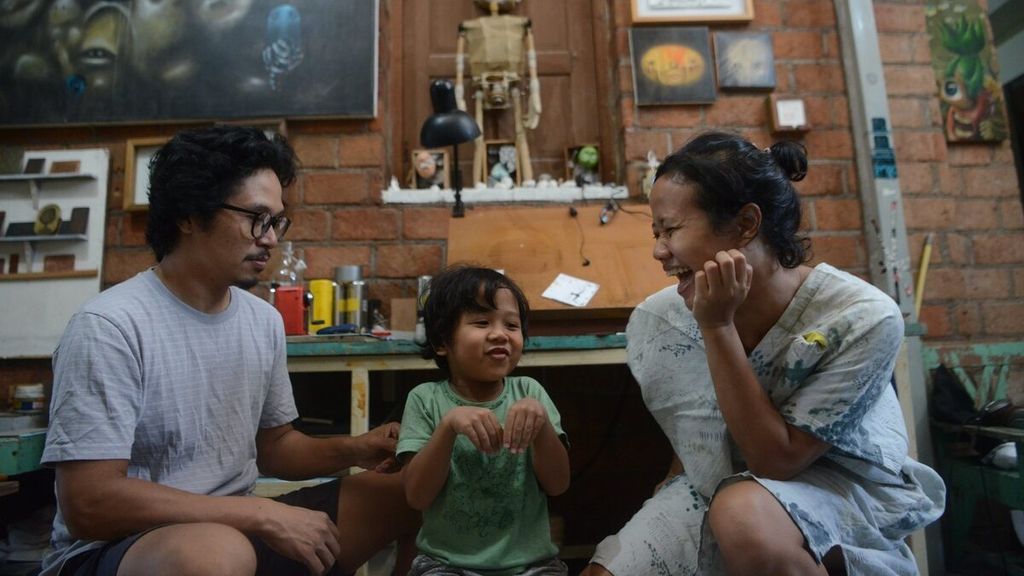 Keluarga Iwan Effendi dan Maria Tri Sulistyani alias Ria Papermoon di rumah mereka di Yogyakarta, Senin (24/8/2020).